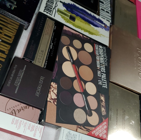 High-End Makeup Bundle - Picture 15 of 15
